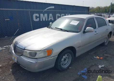 2000 Lincoln Town Car Executive z USA, uszkodzony, nr VIN 1LNHM81W9YY924809